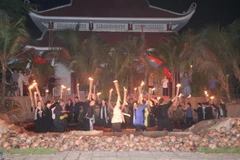 Chương trình nghệ thuật tái hiện những sự kiện quan trọng và thành tựu trong cuộc đời hoạt động cách mạng của nữ tướng Nguyễn Thị Định. (Ảnh: Chương Đài/TTXVN)