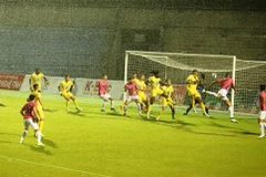 Đội trưởng Janclesio Almeida (áo hồng) bên phía Hồng Lĩnh Hà Tĩnh đánh đầu ghi bàn thắng mở tỷ số của trận đấu. (Ảnh: Phan Quân/TTXVN)