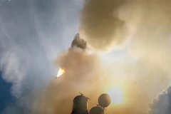 Hệ thống tên lửa phòng không S-500 của Nga được phóng thử nghiệm tại thao trường Kapustin Yar ở Nga. (Ảnh: AFP/TTXVN)