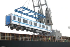 Toa xe đầu tiên của đoàn tàu số 12 metro Bến Thành-Suối Tiên được cầu khỏi tàu vận chuyển. (Ảnh: Tiến Lực/TTXVN)
