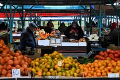 Một khu chợ ở Moskva, Nga. (Ảnh: AFP/TTXVN)