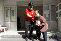 Chương trình trao tặng 1.000 máy đo huyết áp miễn phí với tổng giá trị 800 triệu đồng cho người cao tuổi trên địa bàn thành phố Đà Nẵng. (Ảnh: TTXVN phát)