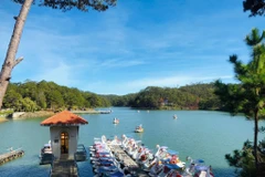 Bến thuyền trong Khu du lịch Thung lũng Tình yêu (Đà Lạt) đón khách tới nghỉ dưỡng. (Ảnh: Chu Quốc Hùng/TTXVN)