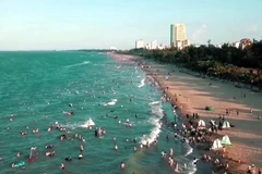 Bãi biển dài 10km, nước biển trong xanh, cát trắng thu hút du khách về Cửa Lò ngày càng đông. (Ảnh: Tá Chuyên/TTXVN)