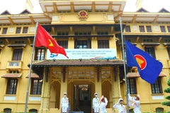 Lực lượng tiêu binh thực hiện nghi thức thượng cờ ASEAN.(Ảnh: Văn Điệp/TTXVN)