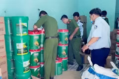 Lực lượng chức năng kiểm đếm số tang vật tạm giữ tại các phòng trọ của Nguyễn Văn Lý. (Ảnh: TTXVN phát)