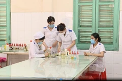 Nhóm sinh viên Lào tại trường cao đẳng y tế Quảng Trị. (Ảnh: Hạnh Quỳnh)