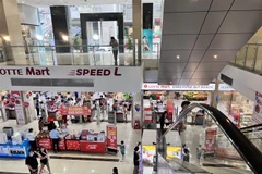 Trung tâm Thương mại hoạt động tại chung cư Discovery Complex 302 Cầu Giấy. (Ảnh: TTXVN phát)
