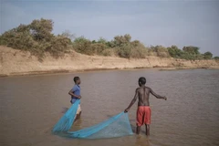Người dân bắt cá trên sông Shabelle ở thành phố Gode, Ethiopia, ngày 8/4. (Ảnh: AFP/ TTXVN)
