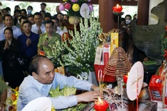 Chủ tịch nước Nguyễn Xuân Phúc và các đại biểu dâng hương tưởng niệm Bác Hồ. 