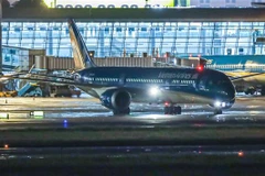 Máy bay lăn bánh, chuẩn bị cất cánh từ sân bay Tân Sơn Nhất. (Ảnh: TTXVN)