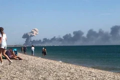 Cột khói bốc lên sau vụ nổ trên bán đảo Crimea ngày 9/8/2022. (Ảnh: Kyiv Post/ TTXVN)