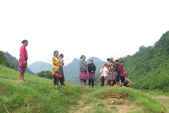 Thân nhân các nạn nhân bên bờ sông chờ tin người thân. (Ảnh: Hồng Ninh/TTXVN)