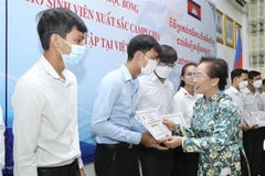 Giáo sư, tiến sỹ Nguyễn Thị Doan, nguyên Ủy viên Trung ương Đảng, nguyên Phó Chủ tịch nước, Chủ tịch Hội Khuyến học Việt Nam trao học bổng cho học sinh, sinh viên Campuchia học tập tại Việt Nam. (Ảnh: Minh Quyết/TTXVN)