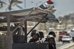 Cảnh sát Ai Cập gác tại một chốt kiểm soát ở El-Arish, Bắc Sinai. (Ảnh: AFP/TTXVN)