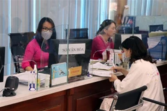 Giải quyết thủ tục hành chính tại Trung tâm Hành chính công tỉnh Thừa Thiên-Huế. (Ảnh: Đỗ Trưởng/TTXVN)