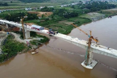 Cầu Làng Giàng nhìn từ trên cao. (Ảnh: Quốc Khánh/TTXVN)