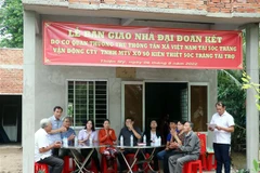 Lễ bàn giao nhà Đại đoàn kết cho hộ bà Trần Thị Mỹ Vân. (Ảnh: Trung Kiên/TTXVN)