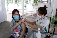Tiêm vaccine phòng COVID-19 mũi 4 cho người dân tại Bệnh viện Đa khoa Sài Gòn-Phan Rang. (Ảnh: Công Thử/TTXVN)