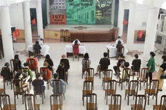 Khu vực khám sàng lọc trước tiêm vaccine phòng COVID-19 tại điểm tiêm trường THPT Việt Đức (quận Hoàn Kiếm, Hà Nội). (Ảnh: Minh Quyết/TTXVN)