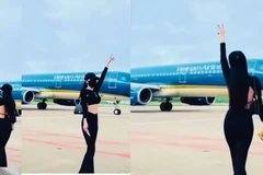 Hình ảnh cô gái nhảy múa trước máy bay đang di chuyển trong khu vực sân đỗ. (Nguồn: Tuoitre)