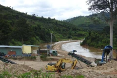 Công ty TNHH 87 tự ý dùng phương tiện cơ giới mở lòng đường ra giữa sông để tiến hành khai thác cát tại thôn 7, xã Đăk Pxi, huyện Đăk Hà (tỉnh Kon Tum). (Ảnh: Cao Nguyên/TTXVN)