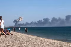 Cột khói bốc lên sau vụ nổ trên bán đảo Crimea ngày 9/8/2022. (Ảnh: Kyiv Post/ TTXVN)