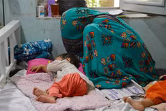 Trẻ em mắc bệnh tiêu chảy được điều trị tại bệnh viện ở tỉnh Kandahar, Afghanistan ngày 19/7. (Ảnh: AFP/TTXVN)