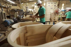 Sản xuất đồ gỗ nội thất xuất khẩu tại Bình Dương. (Ảnh: Vũ Sinh/TTXVN)