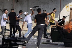 Người biểu tình Palestine đụng độ với lực lượng an ninh Israel tại Nablus, Bờ Tây, ngày 9/8/2022. (Ảnh: AFP/ TTXVN)