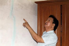 Ông Vũ Văn Miện, khu Vĩnh Trung, phường Mạo Khê thị xã Đông Triều khổ sở vì nhà đã xuống cấp nhưng dự án treo, gia đình chưa được nhận tiền đền bù để mua nơi khác. (Ảnh: Thanh Vân/TTXVN)