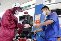 Mua, bán xăng, dầu tại một cửa hàng kinh doanh xăng dầu trên địa bàn Hà Nội. (Ảnh: Trần Việt/TTXVN)