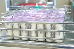 Những chai sữa đầu tiên được hiến tặng cho ngân hàng sữa mẹ Bệnh viện Hùng Vương. (Ảnh: Đinh Hằng/TTXVN)