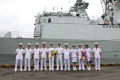 Thủy thủ tàu HMCS Vancouver cùng với Lực lượng Hải quân Việt Nam. (Ảnh: Thanh Vũ/TTXVN)