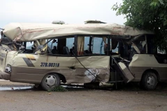 Chiếc xe khách tại hiện trường vụ tai nạn. (Ảnh: Tá Chuyên/TTXVN)