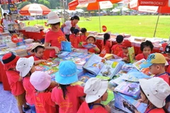 Đông đảo nhân dân thủ đô tới đọc và mua sáchtại Hội sách Hà Nội 2016. (Ảnh: Minh Đức/TTXVN)