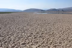 Hồ La Angostura ở Bolivia cạn khô nước do nắng nóng và hạn hán kéo dài. (Nguồn: AFP/TTXVN)