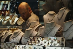 Vàng được trưng bày tại một cửa hàng tại quận kim hoàn ở New York City( Mỹ). (Nguồn: AFP/TTXVN)