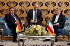 Phó Thủ tướng Đức Sigmar Gabriel (trái) trong cuộc gặp Bộ trưởng Kinh tế Iran Ali Tayebnia. (Nguồn: AFP/TTXVN)
