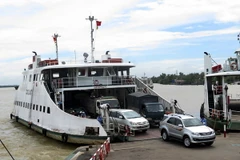 Hành khách và các phương tiện giao thông đi phà Cát Lái. (Ảnh: Hoàng Hải/TTXVN)