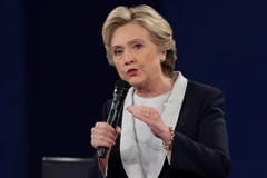 Bà Hillary Clinton trong cuộc tranh luận trực tiếp thứ hai với ông Donald Trump tại St. Louis, Missouri, Mỹ. (Nguồn: AFP/TTXVN)