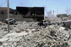 Khói bốc lên trong một cuộc giao tranh giữa binh sỹ Iraq với các tay súng IS tại Fallujah, phía tây tỉnh Anbar. (Nguồn: THX/TTXVN)