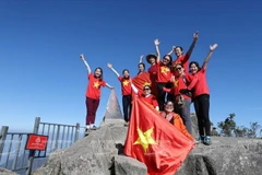 Du khách thích thú, hân hoan trên đỉnh Fansipan. (Ảnh: Tất Sơn) 