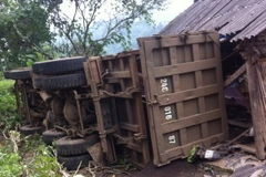 Hiện trường vụ lật xe. (Ảnh: Hương Thu/TTXVN)