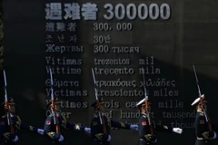 Thành viên Quân đội Giải phóng Trung Quốc (PLA) tại một buổi lễ tưởng niệm ở Bảo tàng thảm sát Nam Kinh, tỉnh Giang Tô, Trung Quốc. (Nguồn: Reuters)