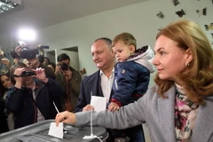 Ứng cử viên Igor Dodon (giữa) bỏ phiếu tại một địa điểm bầu cử ở Chisinau. (Nguồn: AFP/TTXVN)