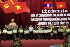 Trao Huân, Huy chương của Lào tặng quân tình nguyện Việt Nam