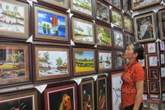 Sản phẩm thêu ren truyền thống Văn Lâm. (Ảnh: Thùy Dung/TTXVN) 