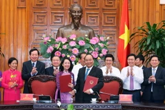 Thủ tưởng Nguyễn Xuân Phúc và Trưởng Ban Dân vận Trung ương Trương Thị Mai ký kết Chương trình phối hợp. (Ảnh: Thống Nhất/TTXVN)