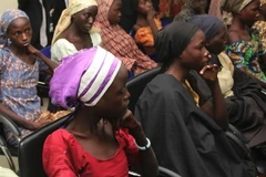 Một số nữ sinh làng Chibok vừa được Boko Haram trả tự do ngày 13/10. (Nguồn: AFP/TTXVN)